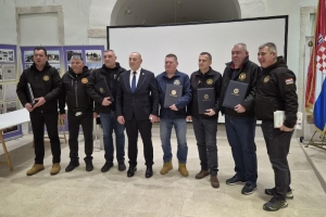 24051f1a73d7ccf80aa0e781a6178da9 Generic