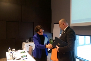 5483e331a9bace540b3a2478fc014e25 Generic