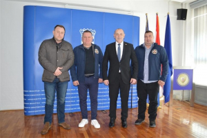 600eb6612b31632f6c618c9c012d873d Generic