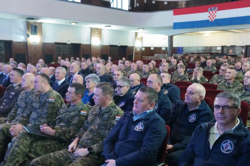 6a3568ec75354456ab1e6b6fc1540ba0 XL